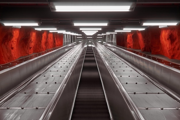 Escalier mécanique en métal dans le métro de Stockholm avec parois rocheuses