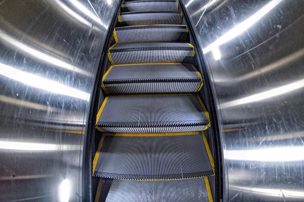 Photo un escalier mécanique en mouvement dans le métro