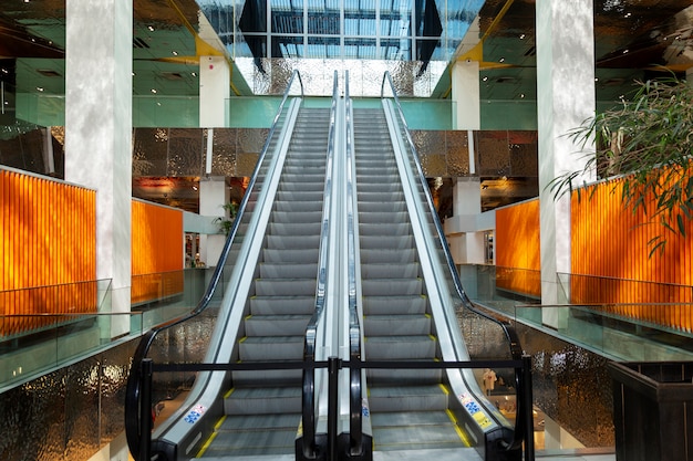 Escalier mécanique vide dans un beau centre commercial.