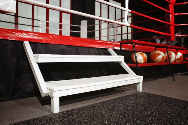 Escalier menant au ring de boxe dans la salle de sport