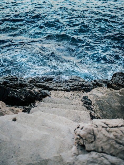 Escalier menant à la mer.