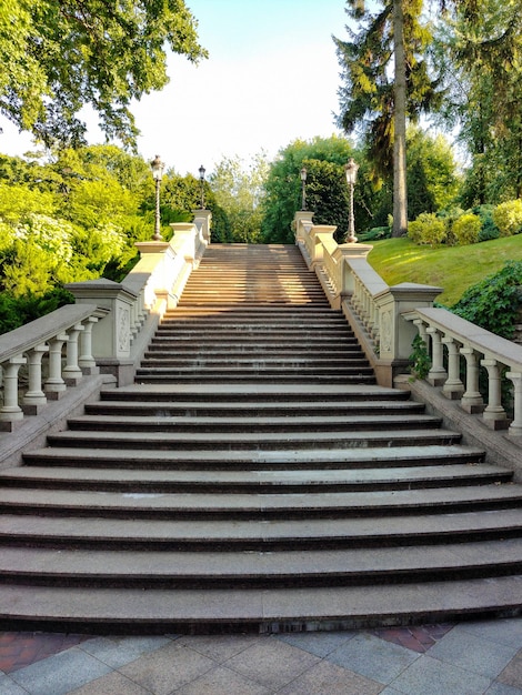 Un escalier menant à la montagne avec des marches en carreaux de pierre.Sur ses côtés il y a streetlig