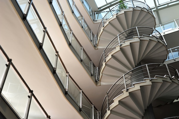 Escalier en métal dans un immeuble de bureaux moderne