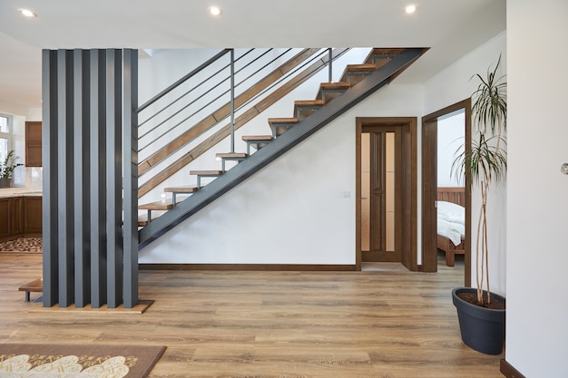 Escalier en métal moderne dans un intérieur scandinave