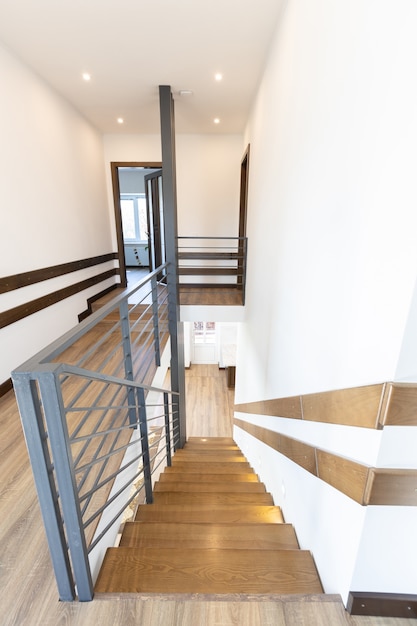 Escalier en métal moderne dans un intérieur scandinave