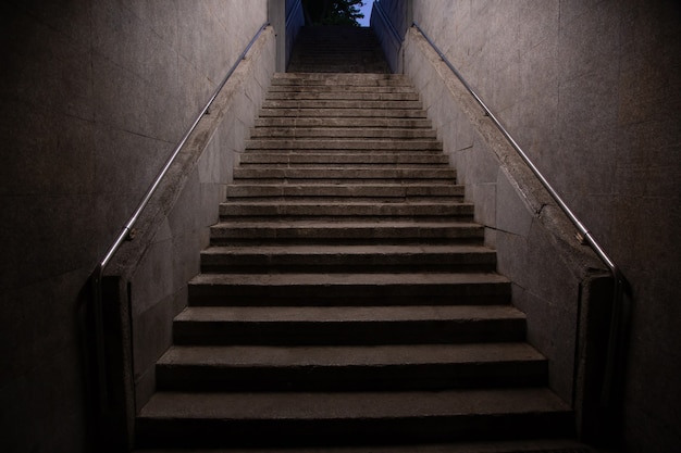 Escalier de métro qui monte. Intérieurs architecturaux souterrains.