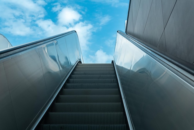 L'escalier mobile mène au ciel