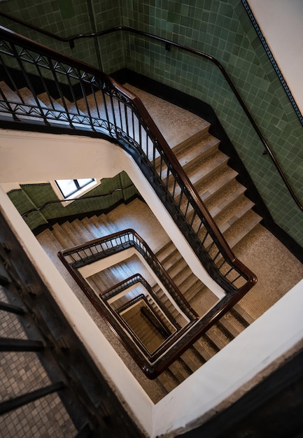 Un escalier avec un motif de carreaux verts et le mot hôtel dessus