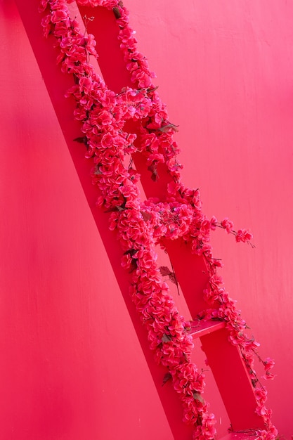 Escalier orné de fleurs roses