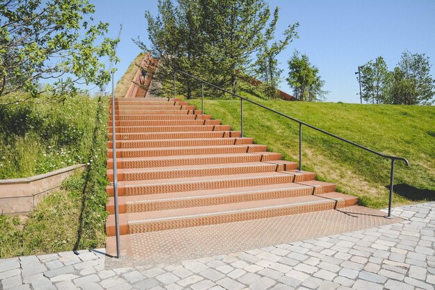 Photo escalier par sentier contre le ciel