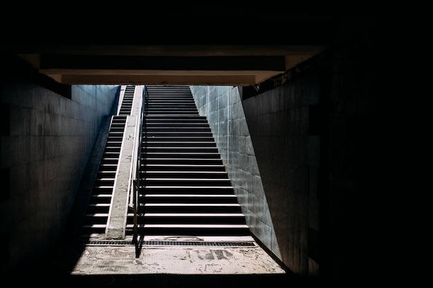 Escalier passe sous la lumière du soleil