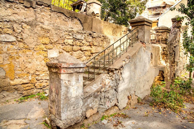 Escalier en pierre abandonné avec garde-corps dans la cour
