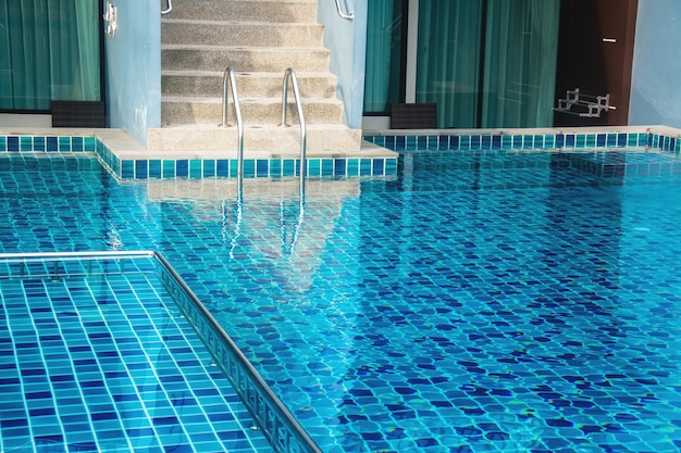 Escalier de piscine aux eaux bleues