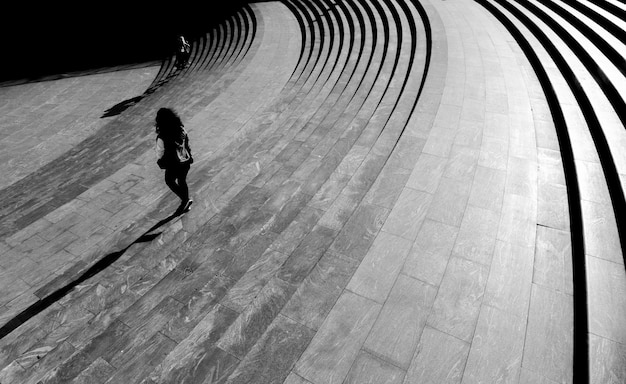 Escalier sur la place urbaine