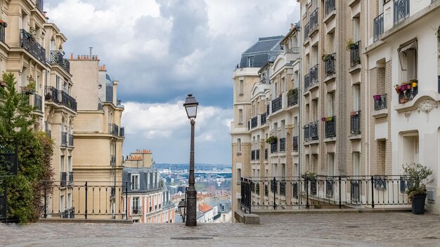 L'escalier romantique de Paris à Montmartre