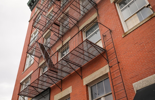 Un escalier de secours sur un bâtiment en brique avec le numéro 1 sur le côté.