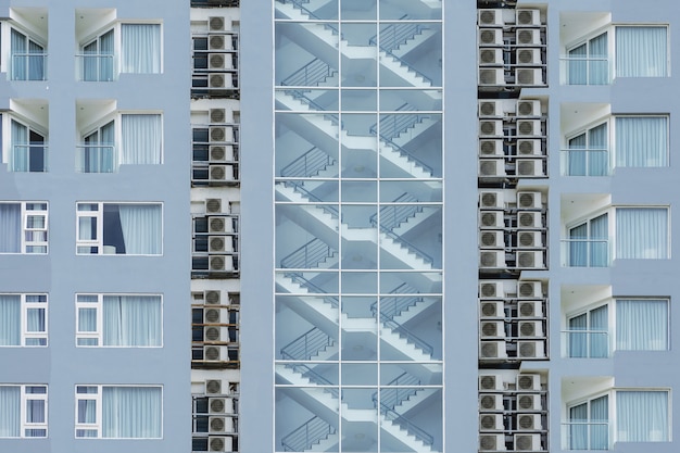 Escalier de secours dans l'intérieur d'un grand immeuble en copropriété