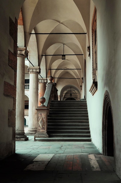 Un escalier avec un signe au-dessus de l'architecture