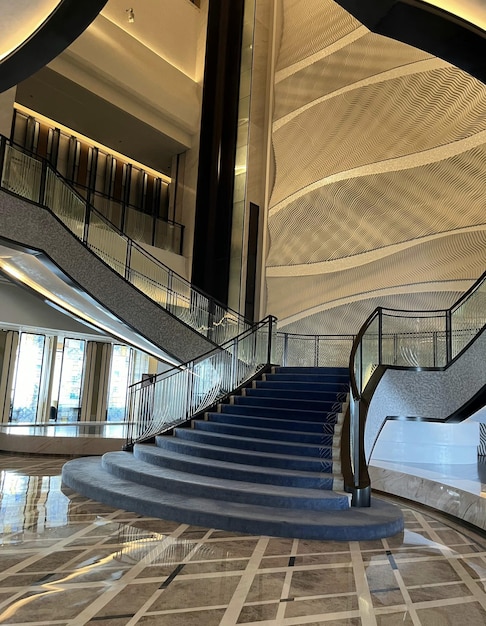 Un escalier avec un tapis bleu