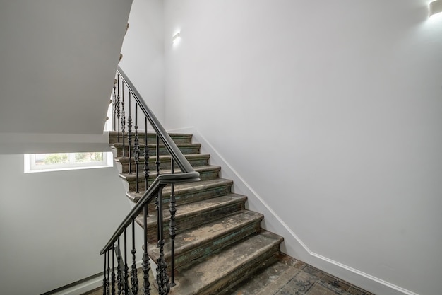 Escalier d'urgence et d'évacuation dans l'échelle supérieure d'un nouvel immeuble de bureaux