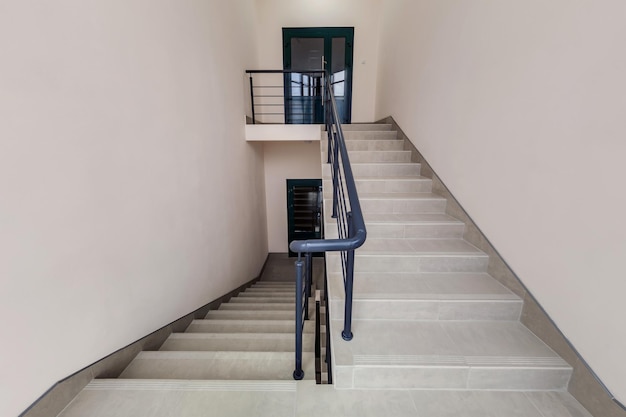 Escalier d'urgence et d'évacuation dans l'échelle supérieure d'un nouvel immeuble de bureaux