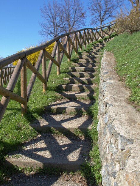 Escalier vers le haut de la colline