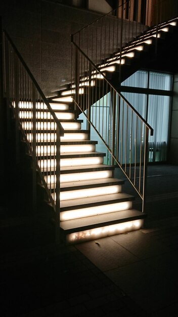 Photo escalier vide dans un bâtiment