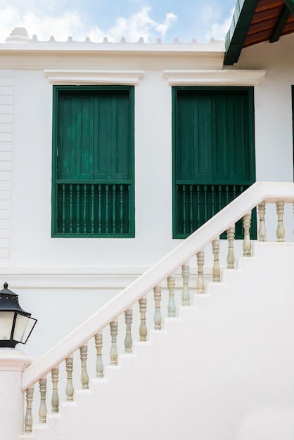 Escalier vintage, fenêtre