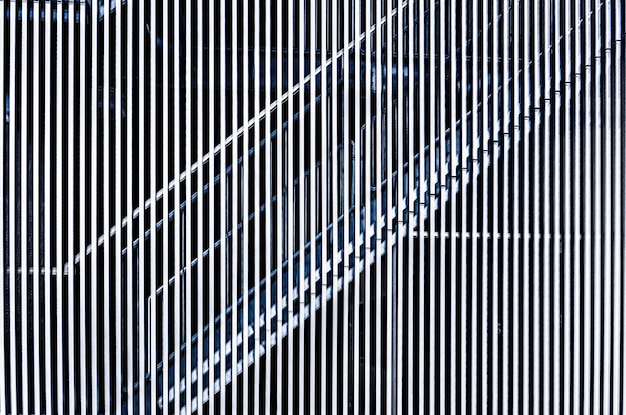 Un escalier vu à travers une grille métallique