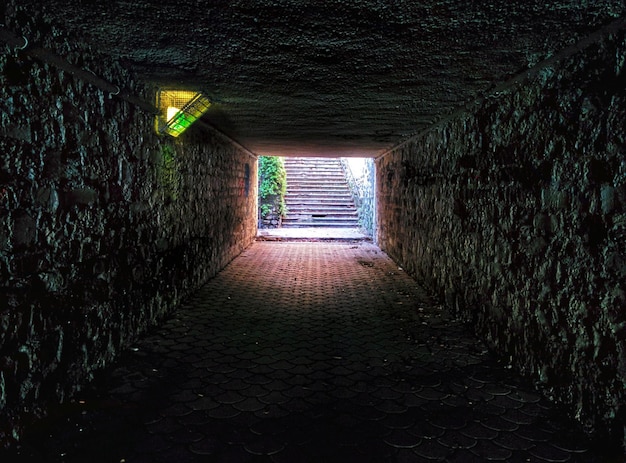 Photo l'escalier vu à travers le tunnel