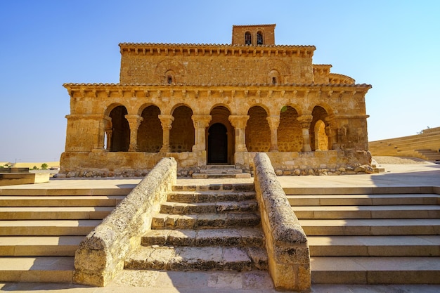 Escaliers d'accès à l'église romane de San Miguel avec des arcs en pierre à San Esteban de Gormaz