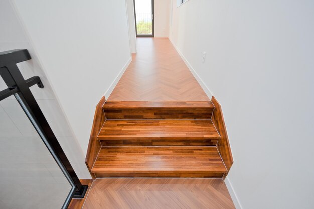 Photo des escaliers en bois de couleurs vives en bois d'érable