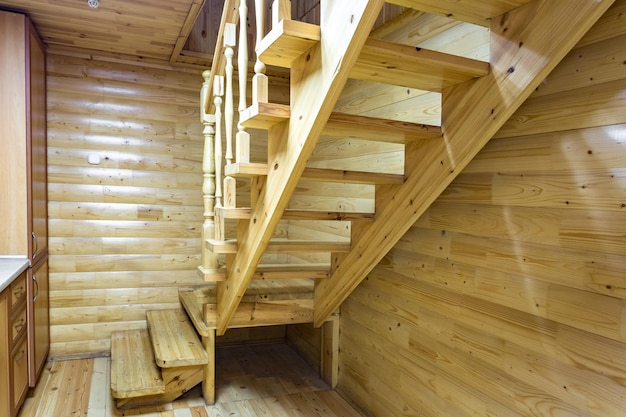 Escaliers en bois dans la maison de vacances eco home