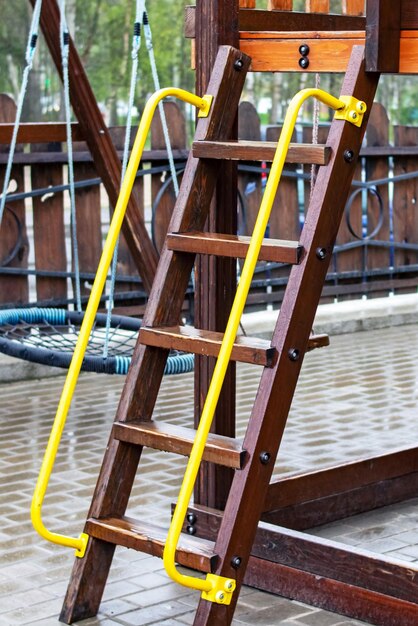 Escaliers en bois dans le terrain de jeu humide sous la pluie