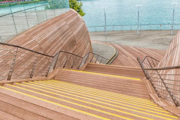 Escaliers en bois décoratifs près du front de mer