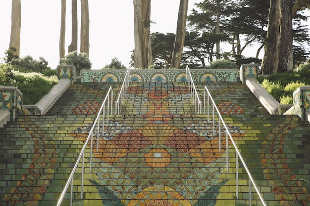 Photo des escaliers contre les arbres et le ciel