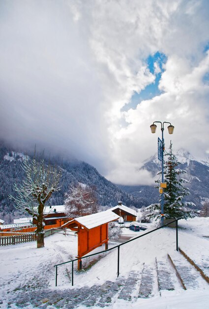 Escaliers dans le village alpin français de Champagny-en-Vanoise en hiver, France