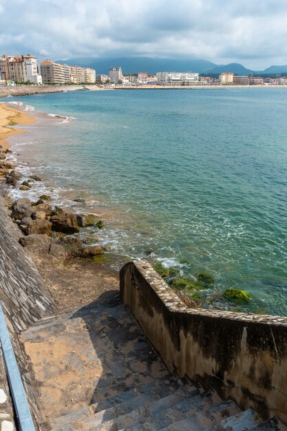 Escaliers descendant vers la Grande Plage à Saint Jean de Luz, vacances dans le sud de la France, Pays Basque français