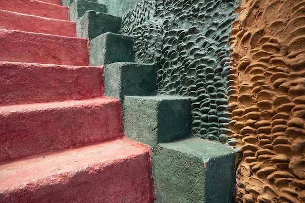Escaliers extérieurs de couleur verte et rouge