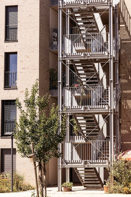 Escaliers extérieurs avec mains courantes en acier inoxydable, escalier, escalier coupe-feu, escalier de secours du bâtiment