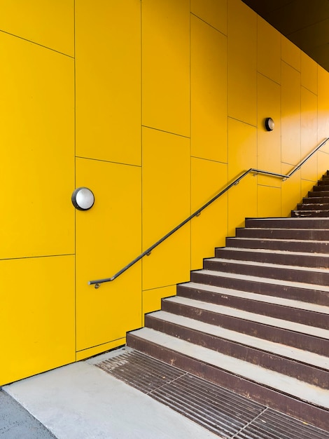 Escaliers extérieurs modernes jaunes photo stock