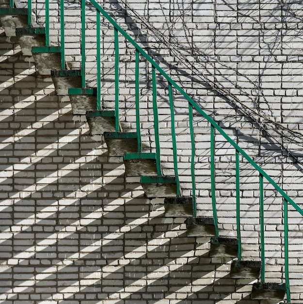 Escaliers en fer le long d'un mur de briques