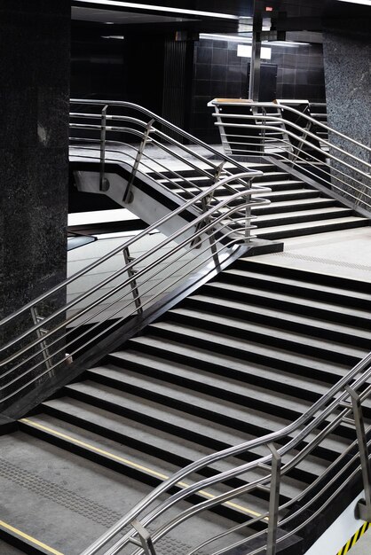 Escaliers avec garde-corps en acier dans le passage souterrain