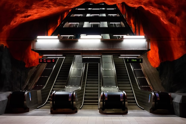 Photo des escaliers mécaniques éclairés dans une station de métro