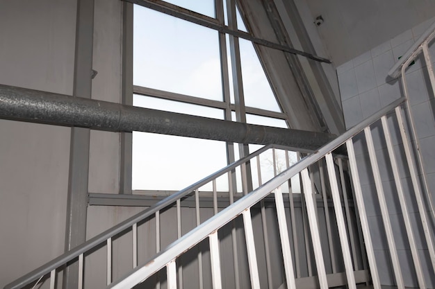 Escaliers menant aux fenêtres et tuyaux dans un bâtiment industriel