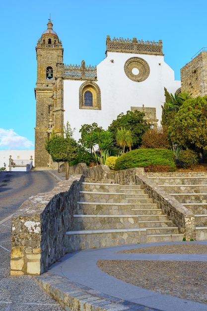 Escaliers menant à l'église médiévale et pittoresque du village de Cadix de Medina Sidonia Espagne