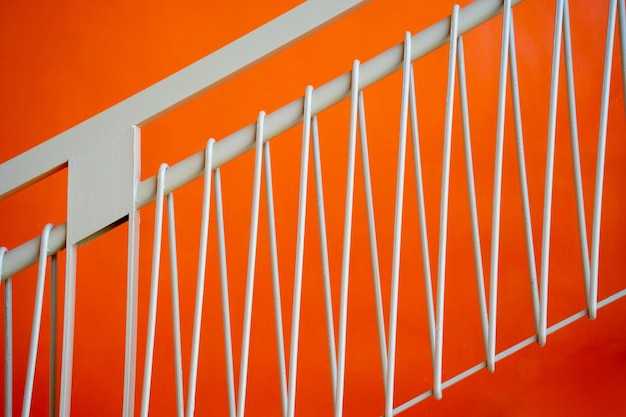 Escaliers métalliques sur le grand mur orange