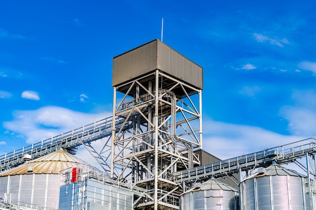 Escaliers métalliques à l'usine Construction en acier à l'usine Équipement moderne Ciel bleu avec des nuages au-dessus Gros plan
