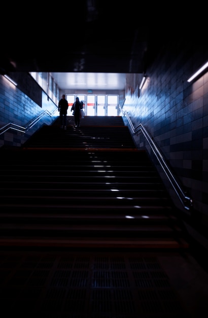 Escaliers de métro verticaux avec fond de ville de fuite de lumière dramatique