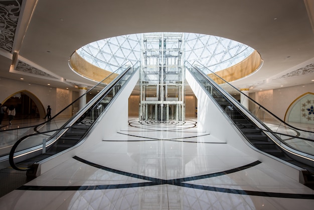 Escaliers Mobiles à L'intérieur De La Mosquée D'abou Dhabi